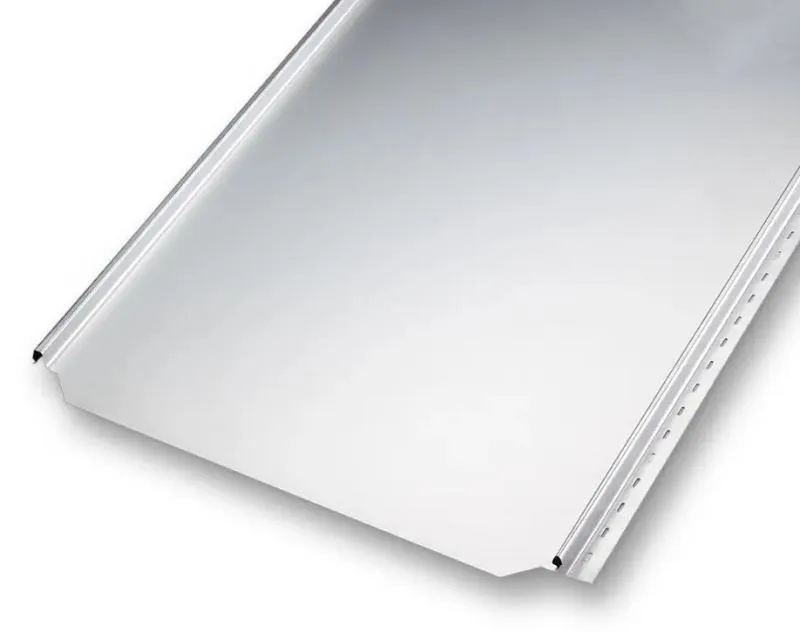 FixClick 5 P-S Stehfalzblech mit Startleisteneinschnitt in glatter Ausführung - hier in RAL9006 Weißaluminium